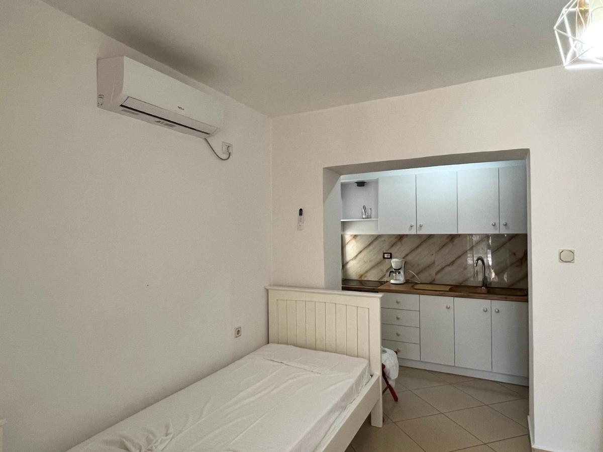 88 Apartment Himare Bagian luar foto