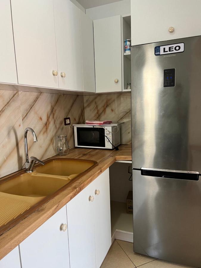 88 Apartment Himare Bagian luar foto